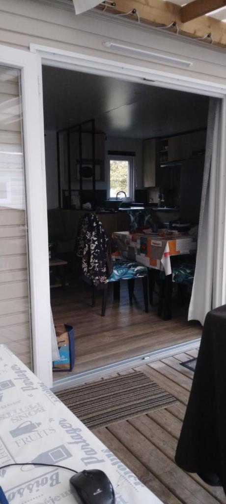 - un salon avec vue sur une salle à manger dans l'établissement la réserve, à Gastes
