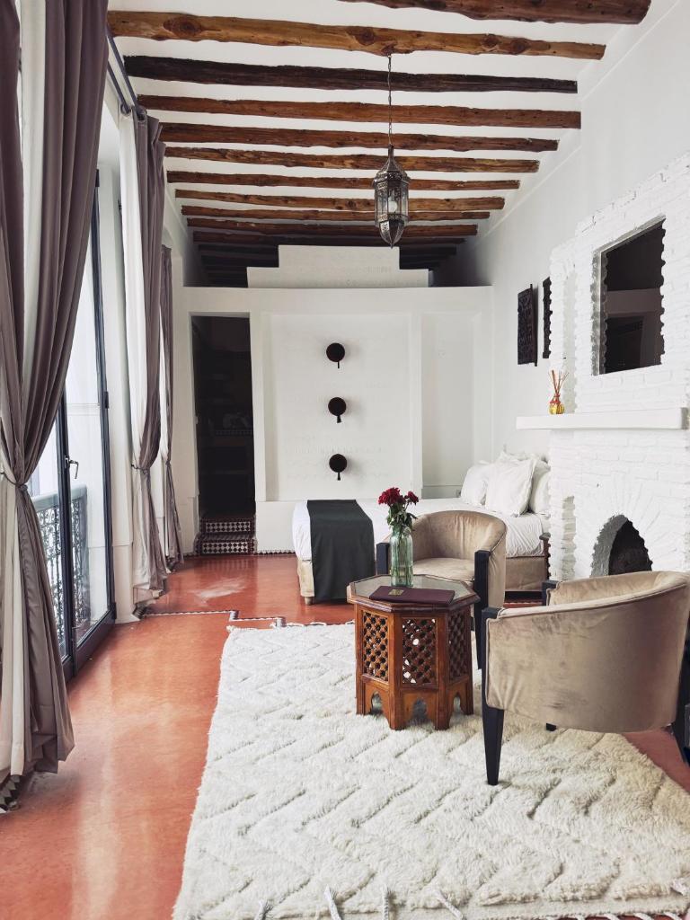 un salon avec un canapé et une table dans l'établissement Riad Twilight, à Marrakech