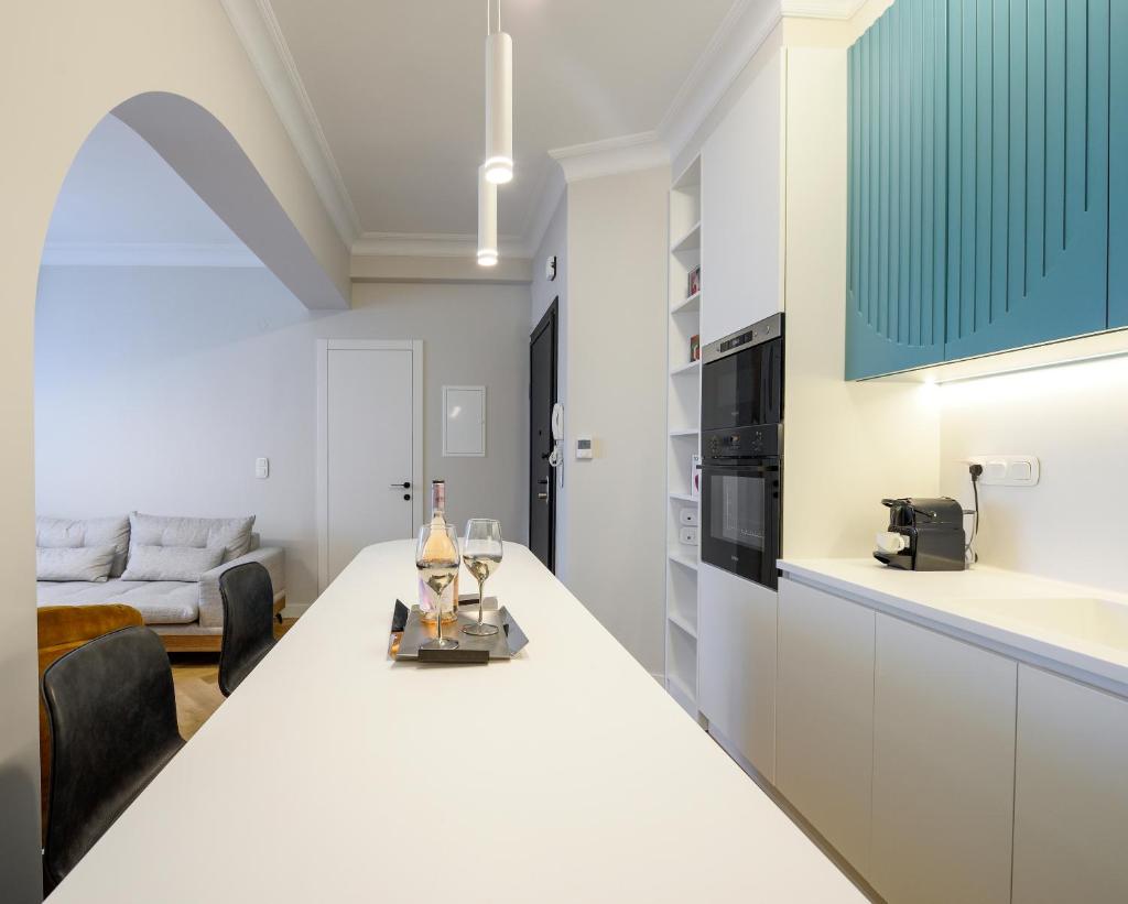 Queen Apartment Thessaloniki by Luxlikehome 7