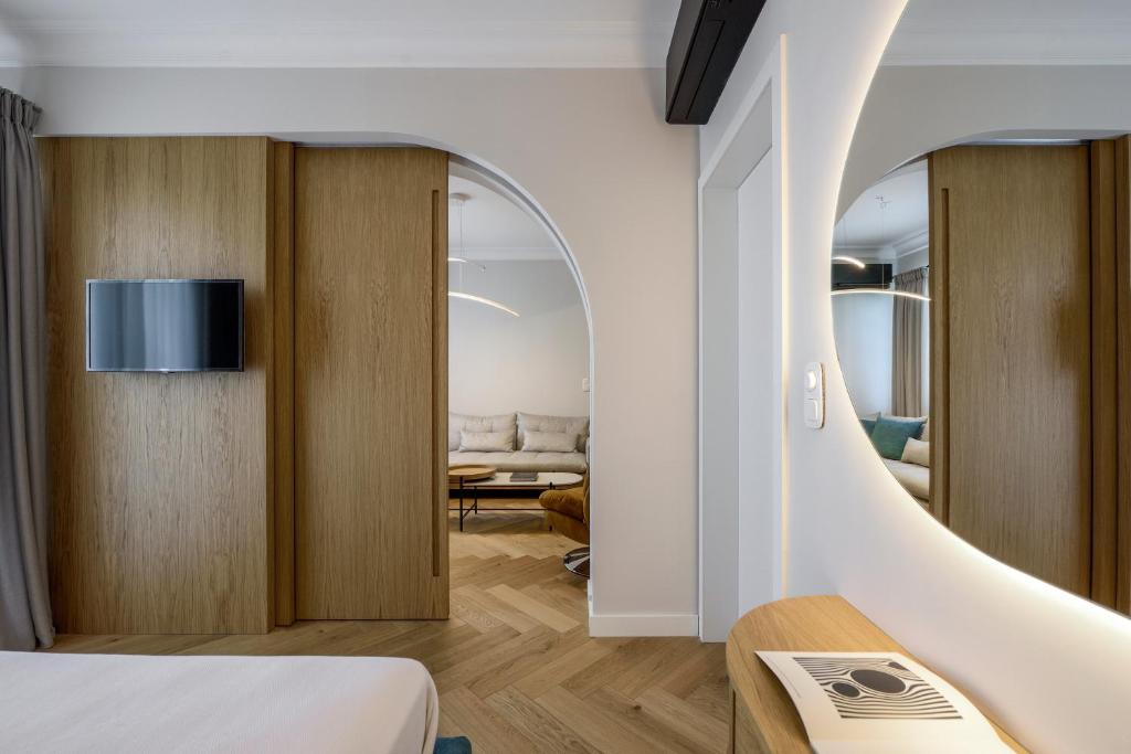 Queen Apartment Thessaloniki by Luxlikehome 8