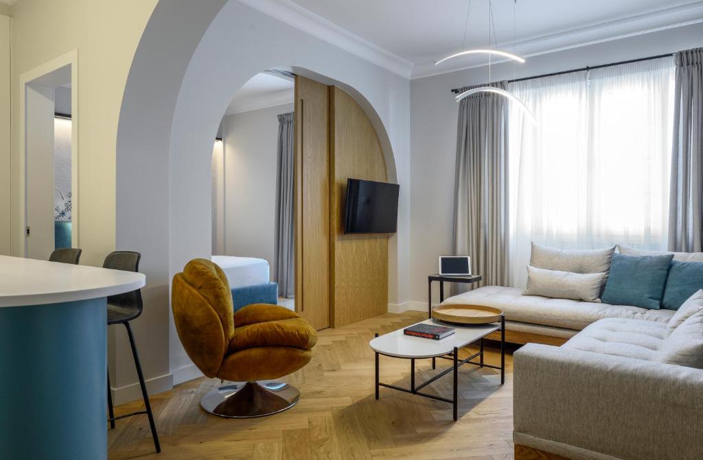 Queen Apartment Thessaloniki by Luxlikehome 3