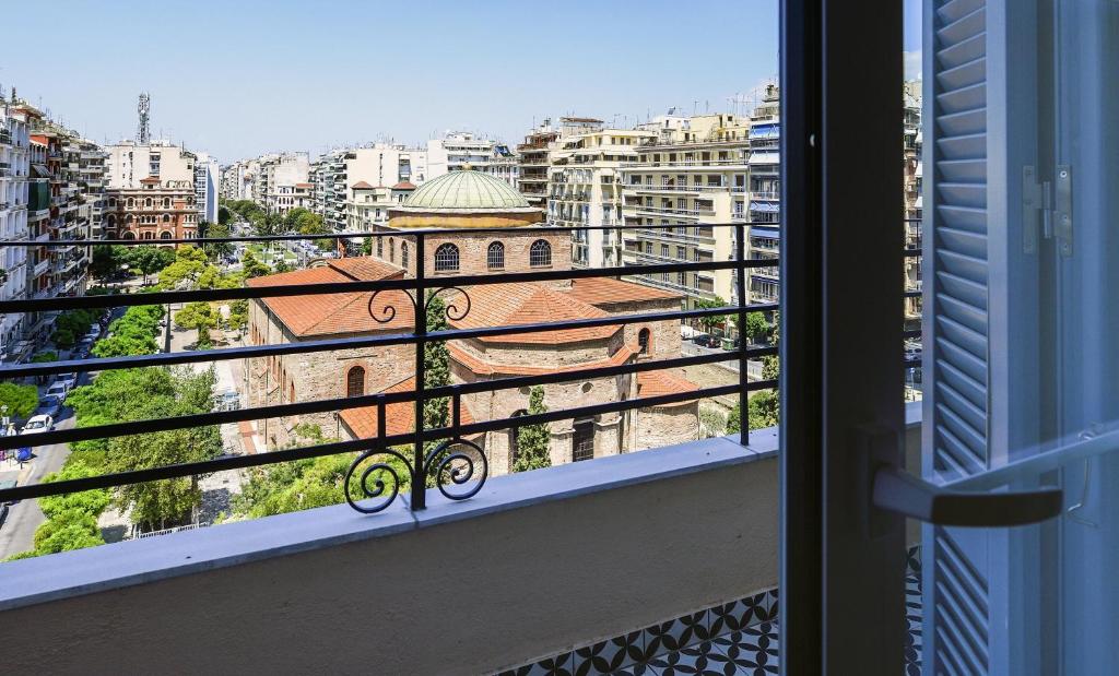 Queen Apartment Thessaloniki by Luxlikehome 4