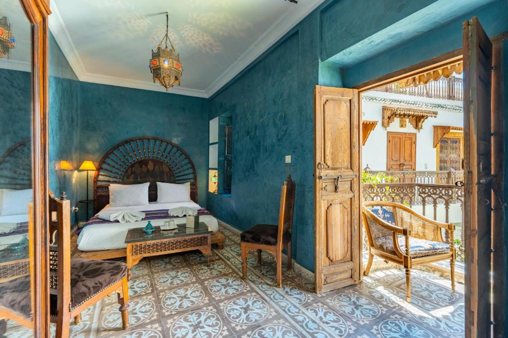 une chambre avec un lit et une table dans une pièce dans l'établissement Riad Yamina52, à Marrakech