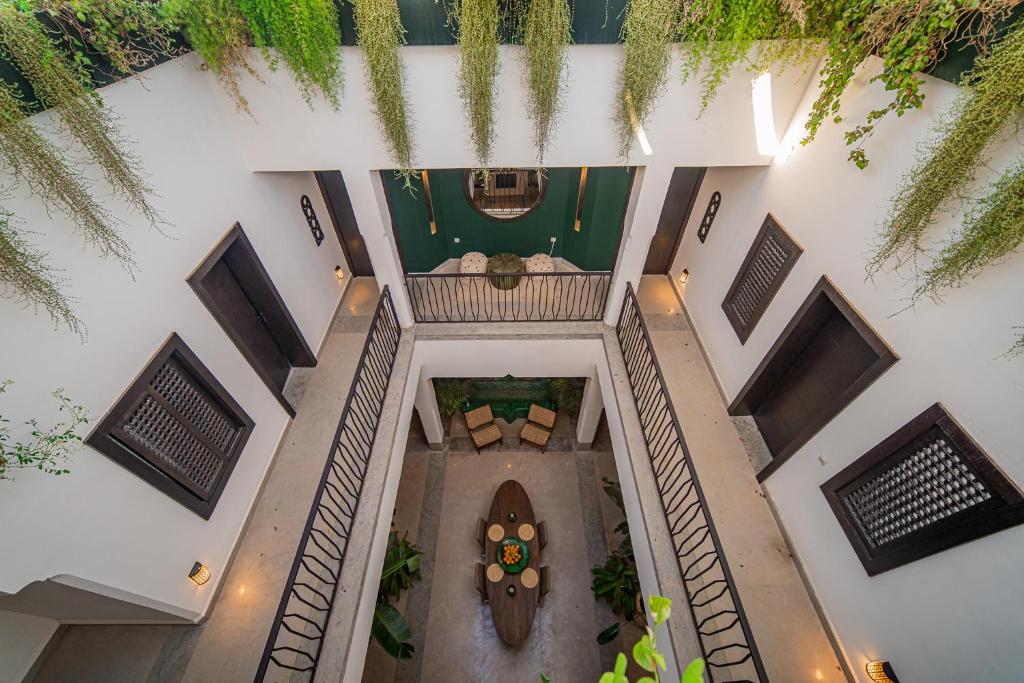 Vue de tête d'un bâtiment avec une table au milieu dans l'établissement Riad Sabrawa, à Marrakech