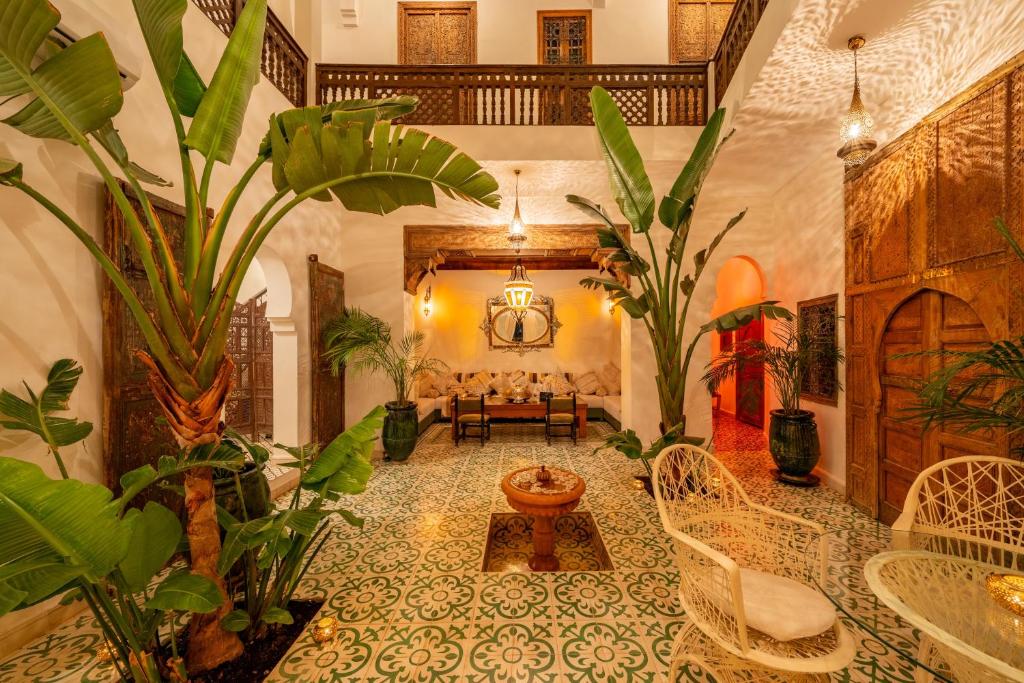 un salon rempli de nombreuses plantes dans l'établissement Riad Yamina52, à Marrakech