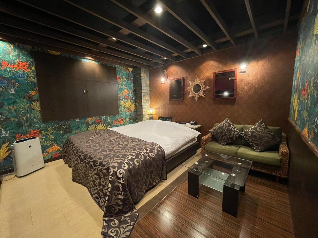 une chambre avec un lit et un canapé dans l'établissement Hotel THE ATTA Adult Only, à Tokyo 11 autres photos