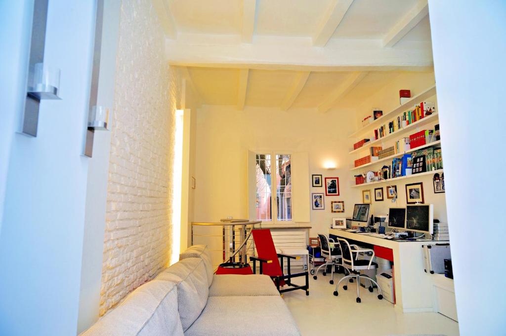Elegant And Modern Loft In Medieval Bologna 4