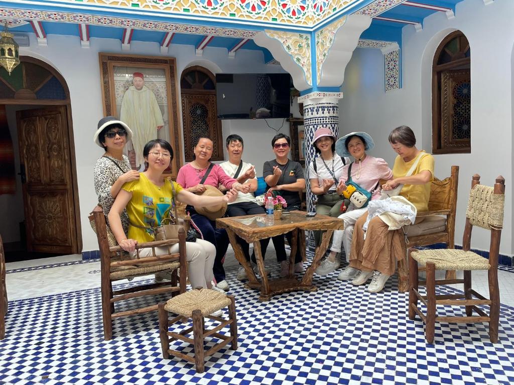 Un groupe de femmes assises autour d'une table dans une pièce dans l'établissement Palacio Del Sol, à Chefchaouen 37 autres photos