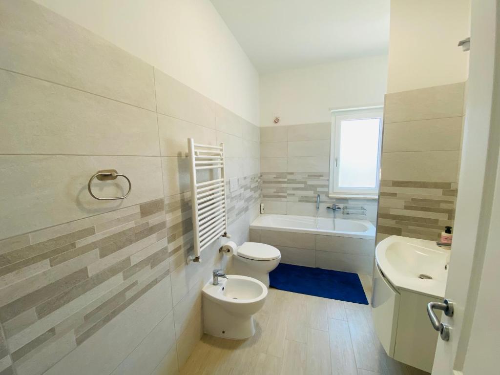 La salle de bains est pourvue de toilettes, d'un lavabo et d'une baignoire. dans l'établissement Stunning sea view villa, à Briatico