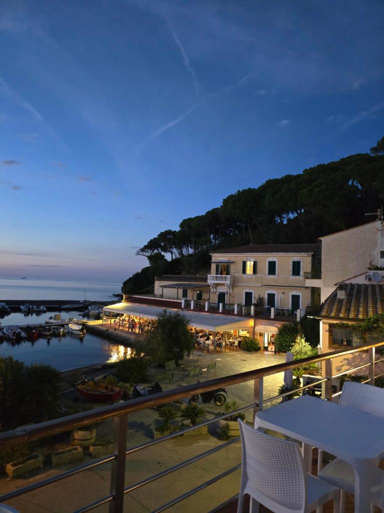 - une vue depuis le balcon d'un hôtel dans l'établissement Hotel Mare, à Portoferraio
