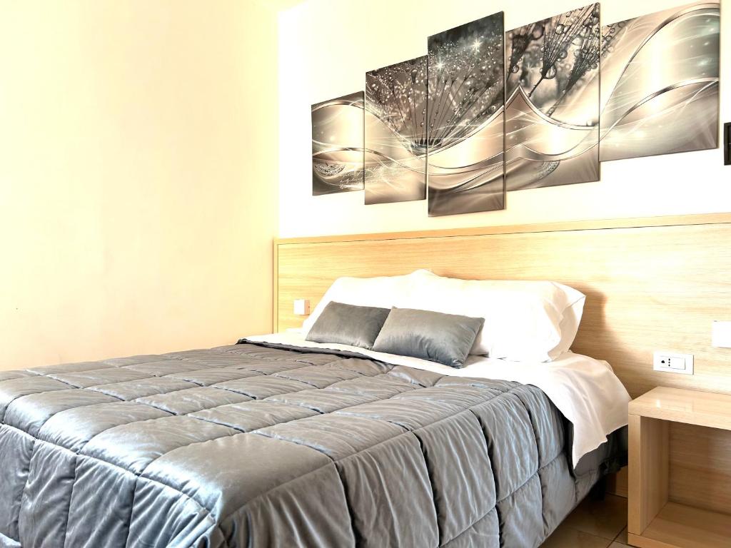 - une chambre avec un lit orné de 4 peintures murales dans l'établissement Hotel Park, à Rossano