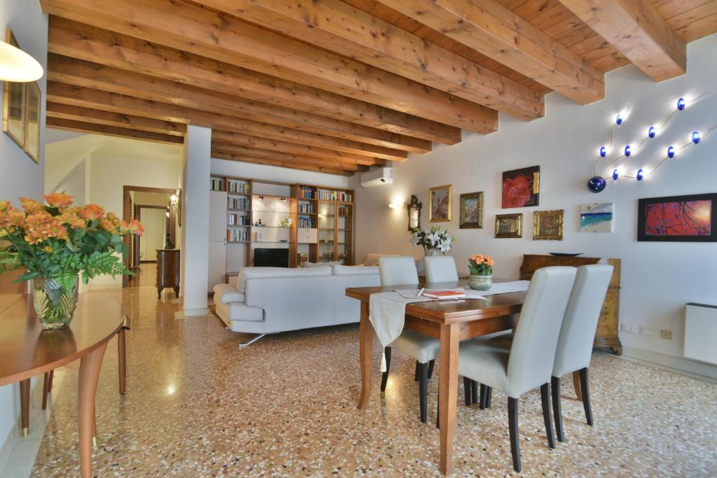 PadovaResidence Apartments - vista Piazza delle Erbe e Palazzo della Ragione 5