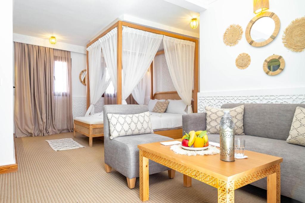 un salon avec un canapé et une table dans l'établissement Riad Hamdane et SPA, à Marrakech