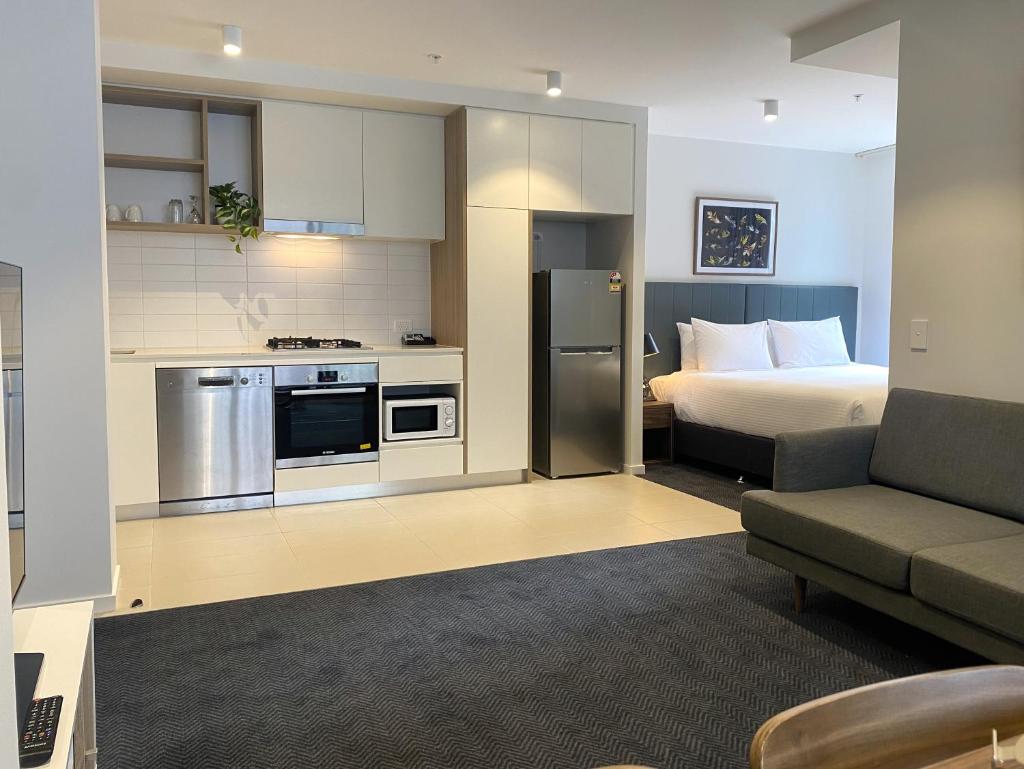 Brady Apartment Hotel Hardware Lane Image