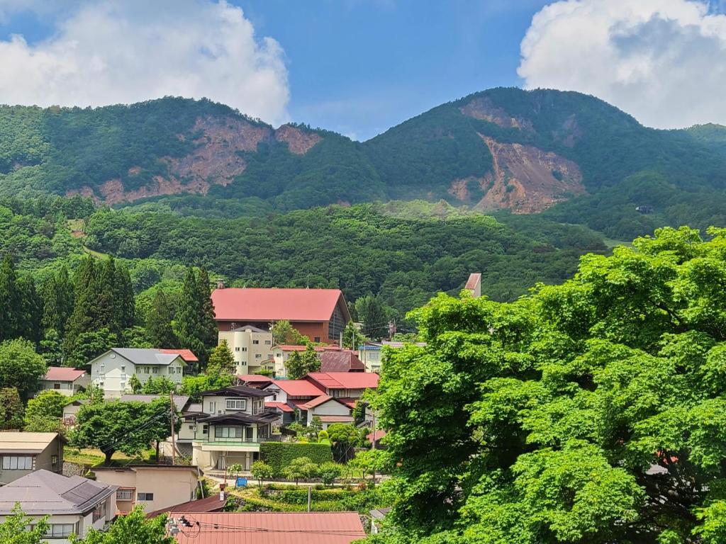 un village dans les montagnes avec des arbres et des maisons dans l'établissement Wakamatsuya, à Zao Onsen