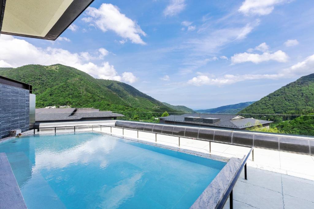 - une piscine avec vue sur les montagnes dans l'établissement Hakone Gora KARAKU, à Hakone