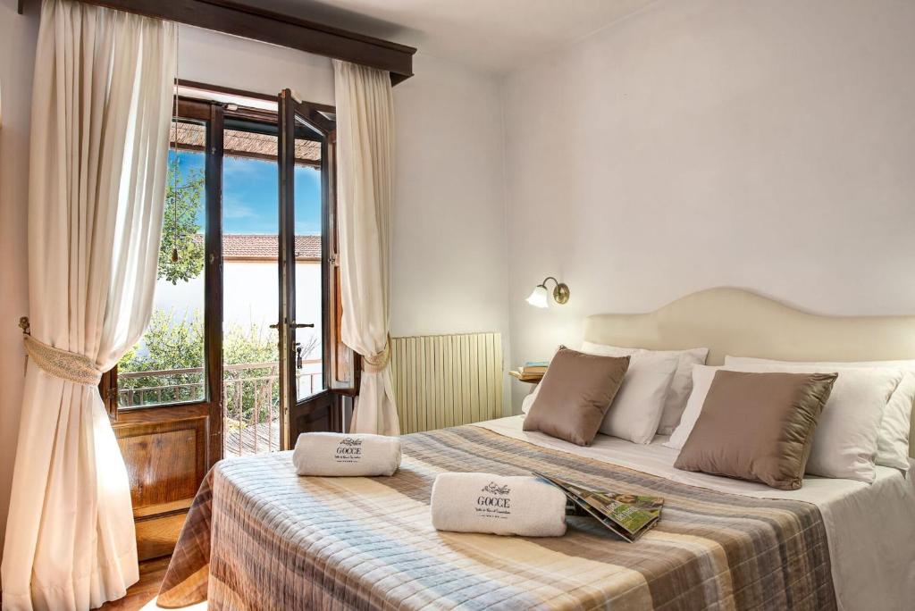 une chambre avec deux lits et un balcon dans l'établissement Villa Sorrentina With Panoramic Terrace, à Massa Lubrense