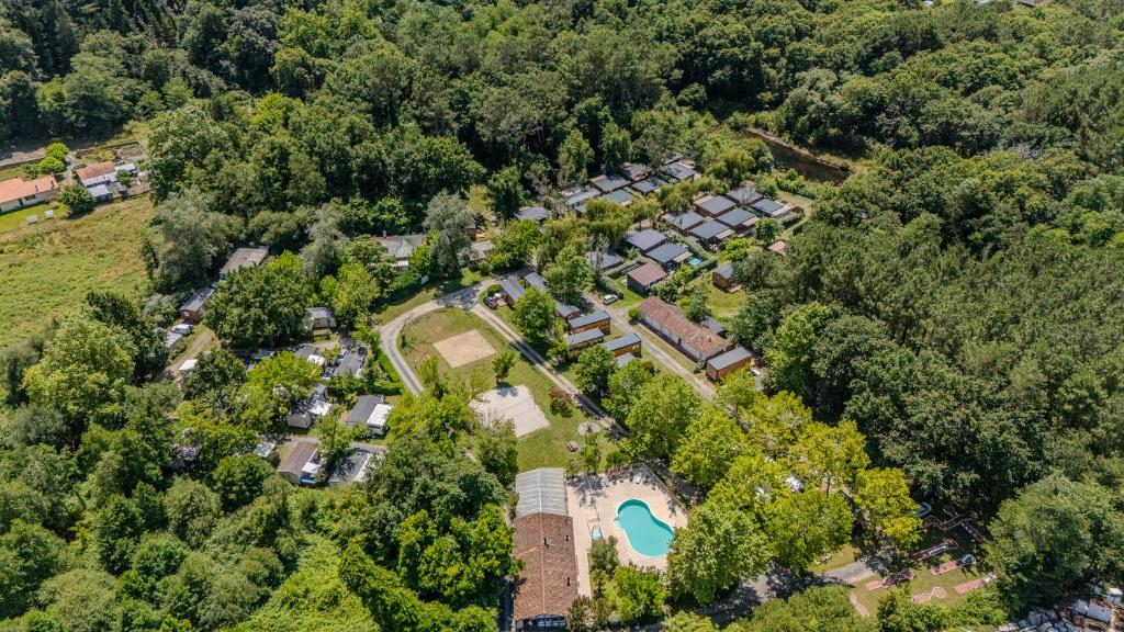 une vue aérienne d'un manoir avec piscine et arbres dans l'établissement Mobil Home Confort Avec Clim 6, à Onesse-et-Laharie