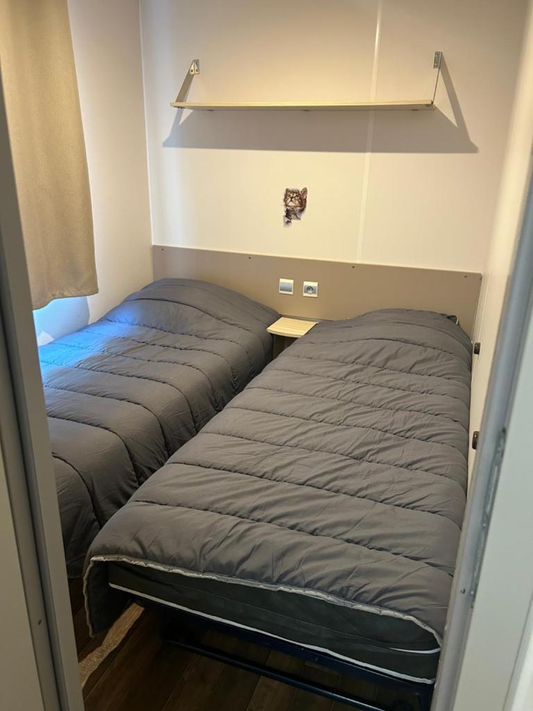 - 2 lits dans une petite pièce adjacente dans l'établissement Chez Nathalie mobil home chauffé et climatisé, à Boofzheim