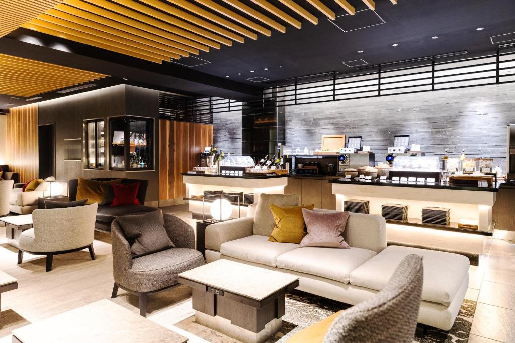 - un hall avec un canapé, des chaises et un bar dans l'établissement Hakone Gora KARAKU, à Hakone