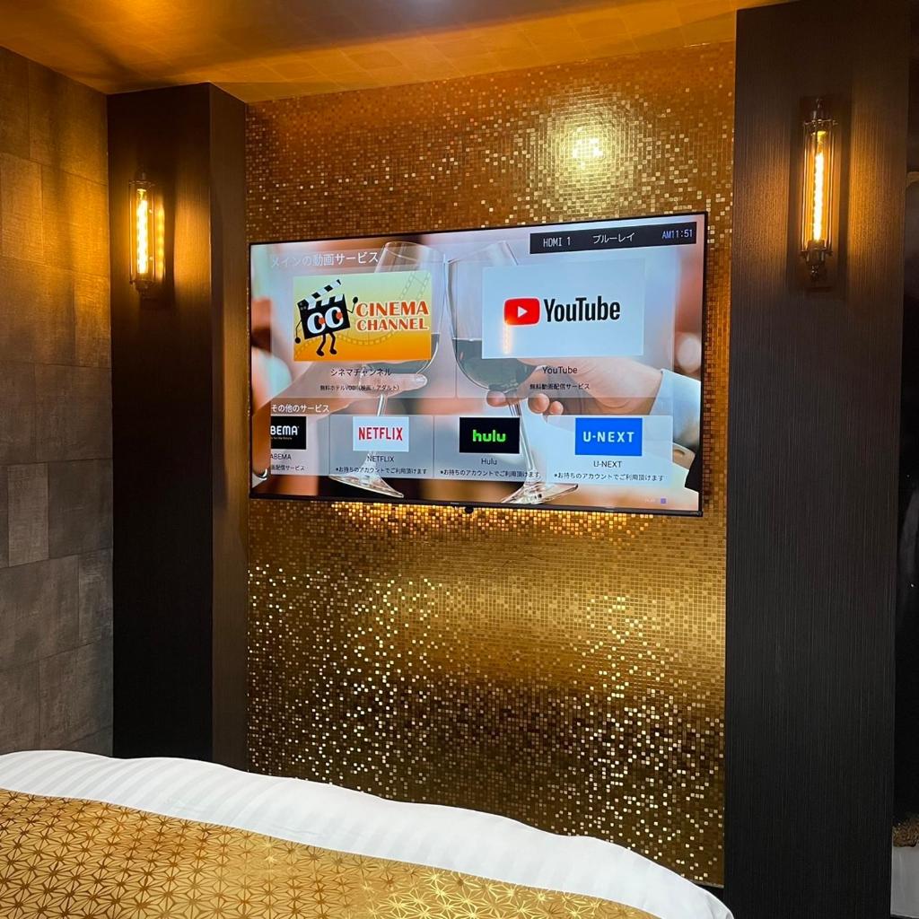 un mur avec une étagère avec des produits dessus dans l'établissement Hotel Park Hill, à Sasebo