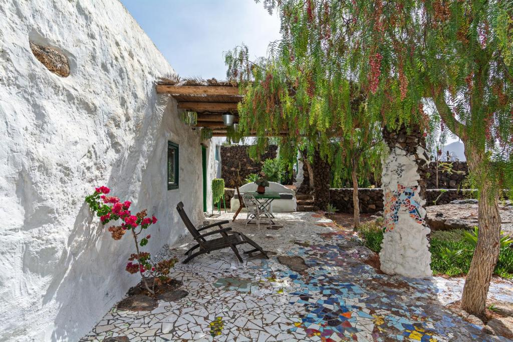 Bohemian Art House - 2BR in Yaiza & Garden 6