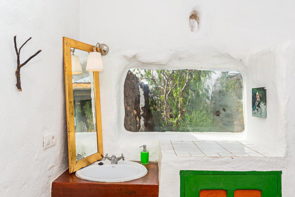 Bohemian Art House - 2BR in Yaiza & Garden 8