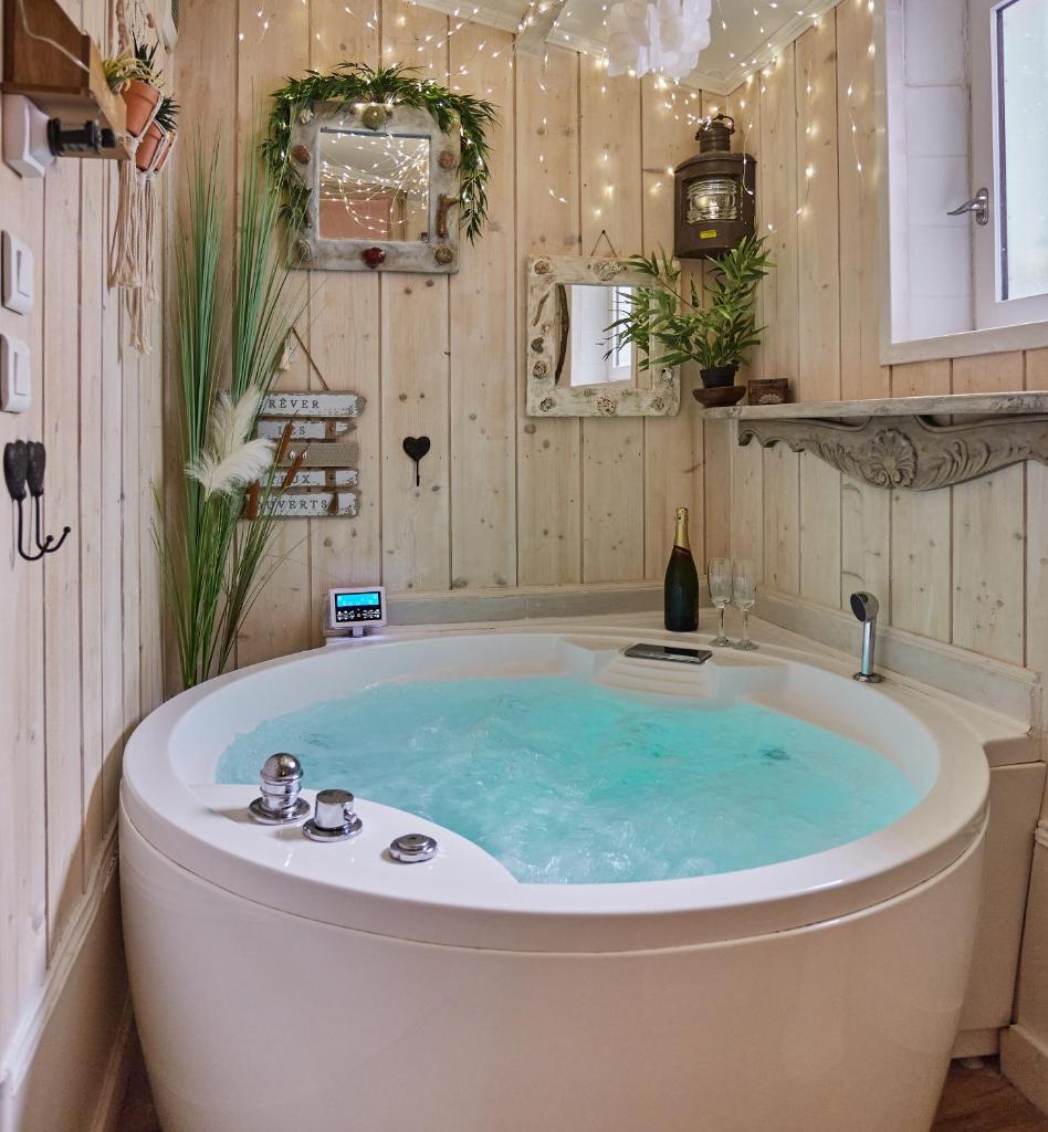 Appart Aix sauna jacuzzi balneo spa privatifs hyper centre historique cour intérieur
