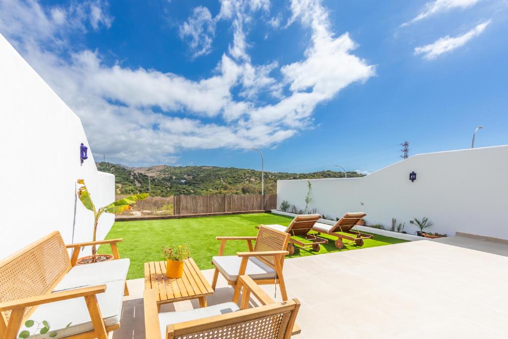 Large garden with countryside views, pool & WIFI 7