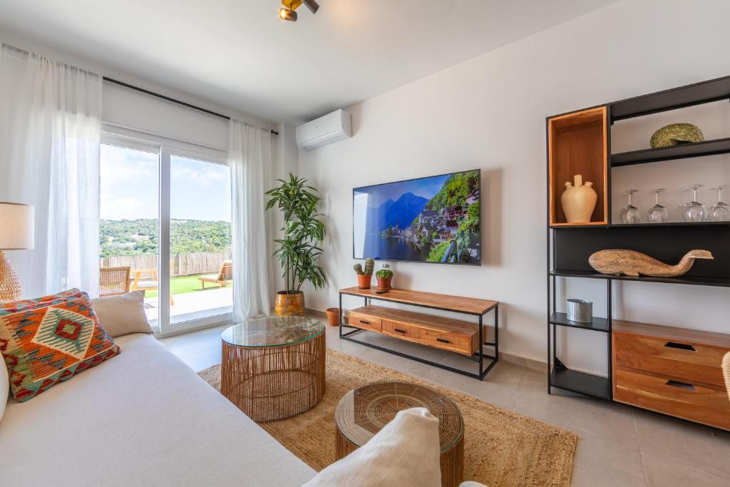 Large garden with countryside views, pool & WIFI 6