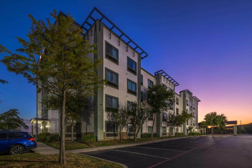 Best Western Plus Lackland Hotel and Suites. Image