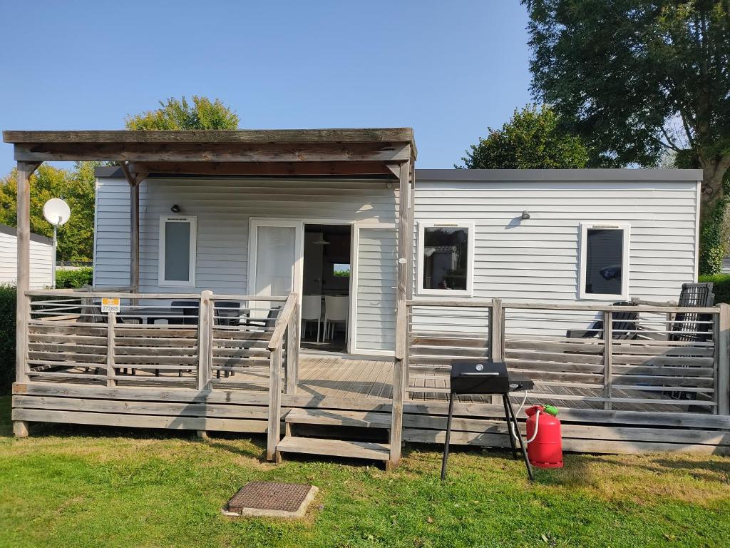 un mobil-home avec un porche et une terrasse dans l'établissement Mobil home Houlgate, à Houlgate