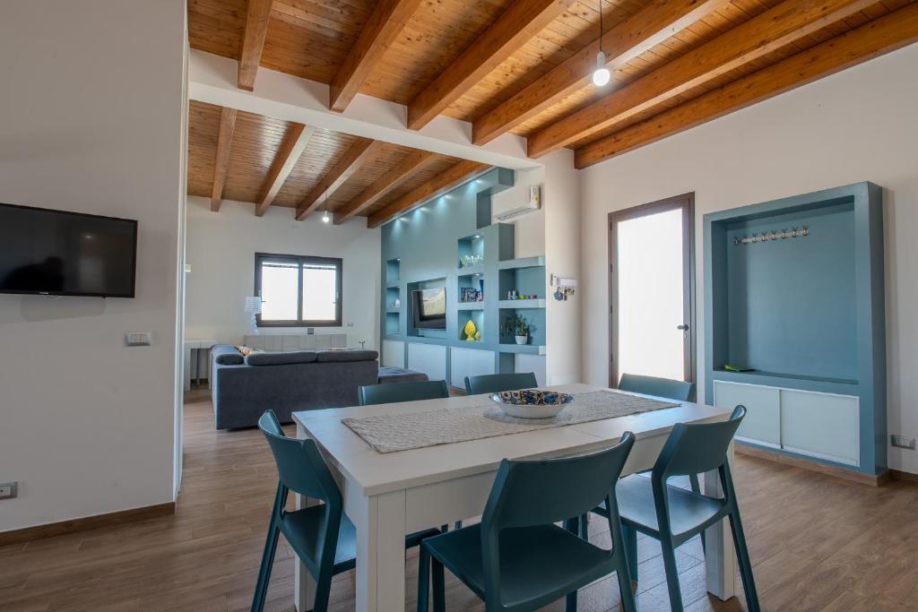 un salon avec une table et des chaises dans l'établissement Villa Ginevra, à Santa Ninfa