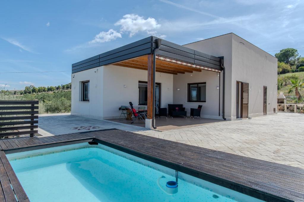 une maison avec une piscine devant dans l'établissement Villa Ginevra, à Santa Ninfa