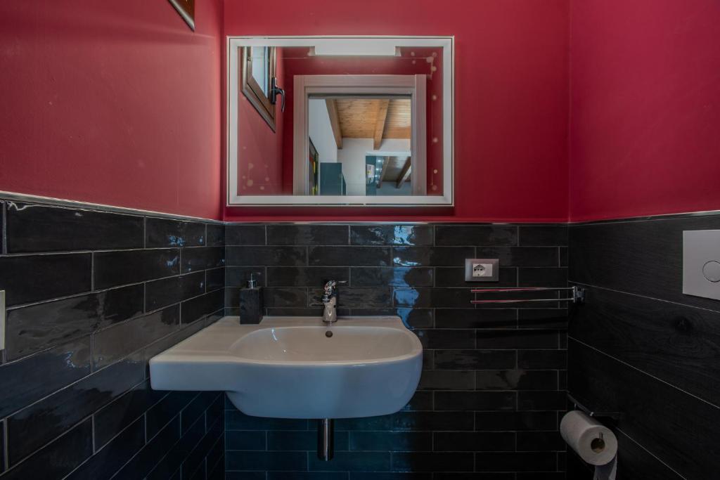une salle de bain avec un lavabo blanc et un miroir dans l'établissement Villa Ginevra, à Santa Ninfa