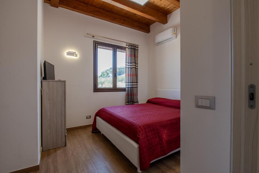 - une chambre avec un lit rouge et une fenêtre dans l'établissement Villa Ginevra, à Santa Ninfa 40 autres photos