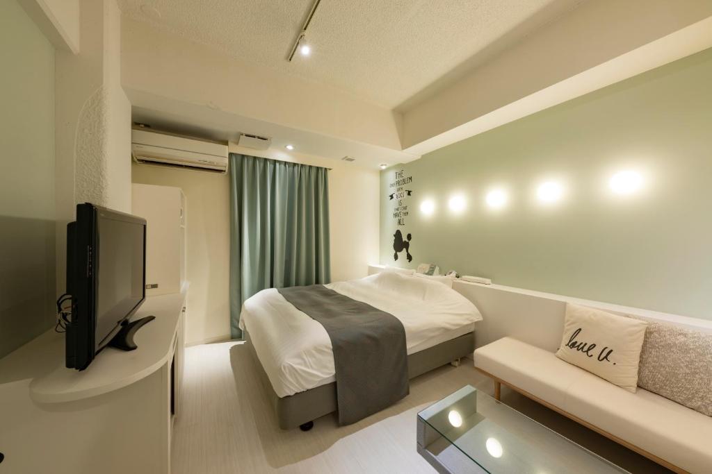une chambre d'hôtel avec un lit et une télévision dans l'établissement Hotel Eldia Modern Sendai -Adult Only, à Ayashi 10 autres photos