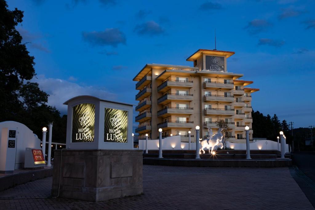 un bâtiment avec une tour d'horloge devant lui dans l'établissement Hotel Luna Sendai -Adult Only, à Shimo-ayashi