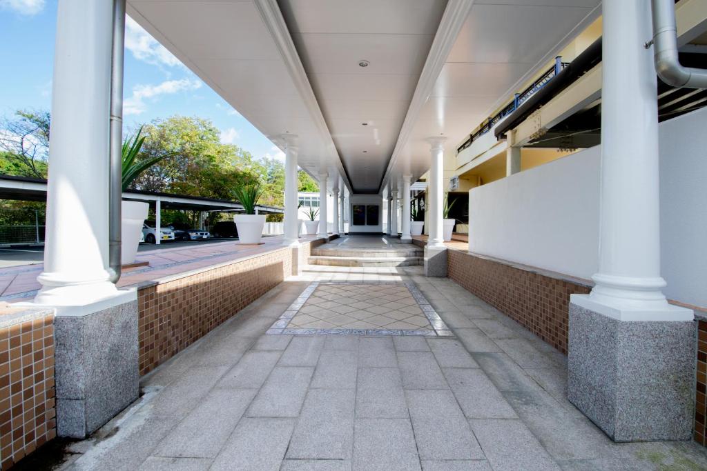 un couloir vide d'un bâtiment avec des colonnes dans l'établissement Hotel Luna Sendai -Adult Only, à Shimo-ayashi 14 autres photos