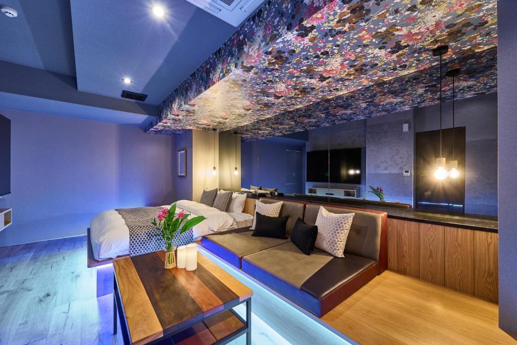 une chambre avec un lit, un canapé et une table dans l'établissement designhotel K4, à Utsunomiya