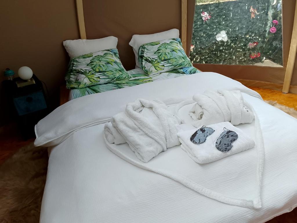 une chambre avec deux lits avec des serviettes dessus dans l'établissement Glamping Dôme, à Cagnes-sur-Mer