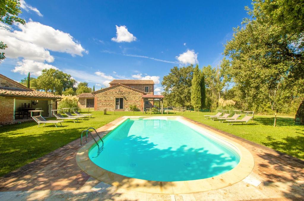 une piscine dans la cour d'une maison dans l'établissement Casale del Conte, à Pienza