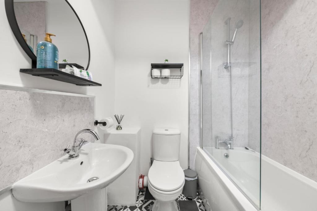 The Hallmark 3BR Apt JQ Birmingham, Parking & WiFi 8