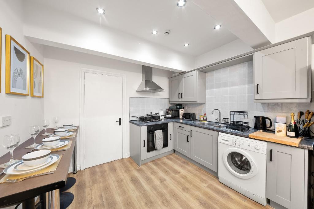 The Hallmark 3BR Apt JQ Birmingham, Parking & WiFi 4