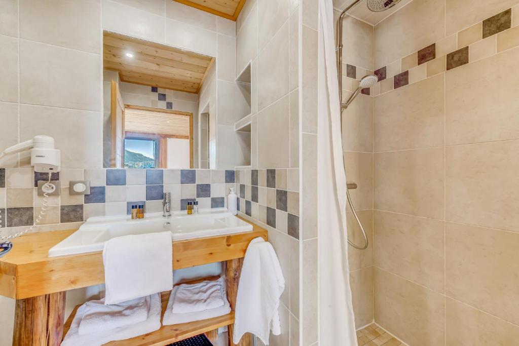 une salle de bain avec un lavabo et une douche dans l'établissement Chalet Monte Bianco, à Tignes 37 autres photos