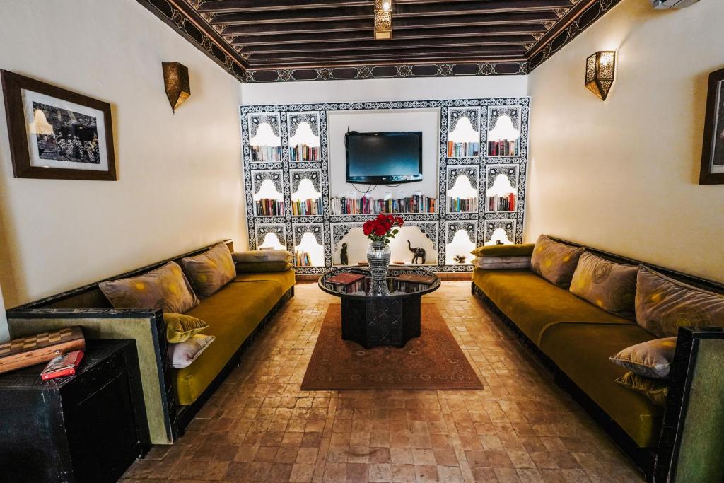 un salon avec deux canapés et une table dans l'établissement Les Borjs De La Kasbah, à Marrakech