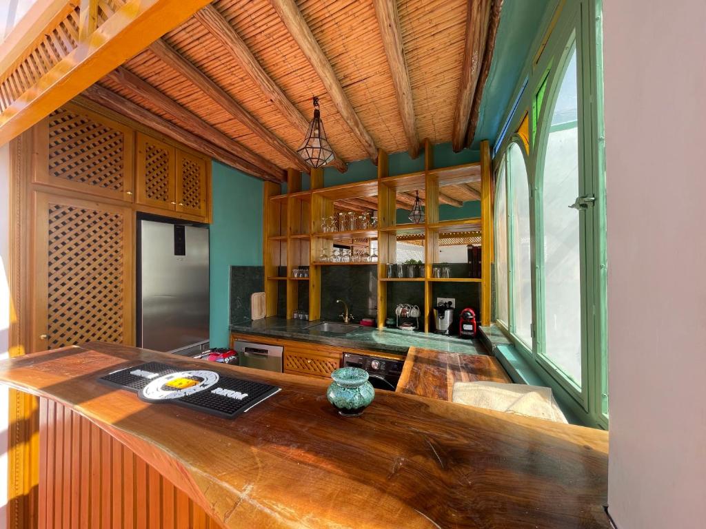 - une cuisine avec une table en bois dans une chambre dans l'établissement Riad Madinina, à Marrakech
