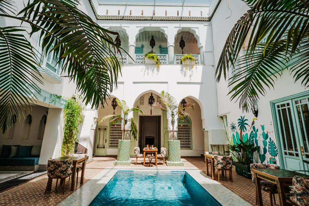 une cour avec piscine dans un immeuble dans l'établissement Riad Assouel et Spa By La Siredrah, à Marrakech