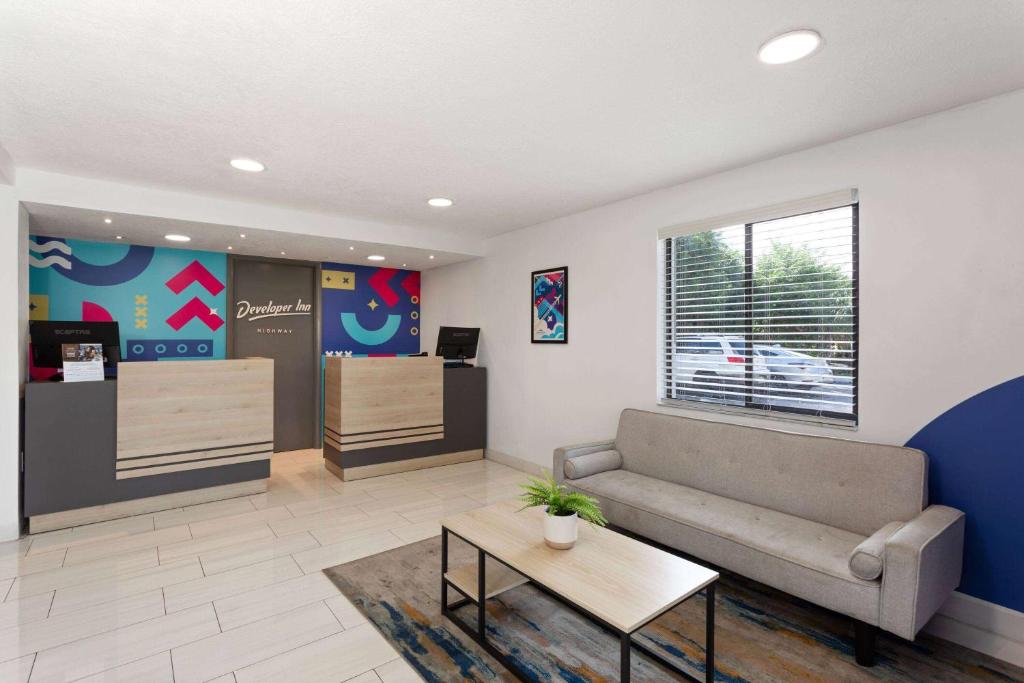 Developer Inn Highway, A Howard Johnson by Wyndham Image