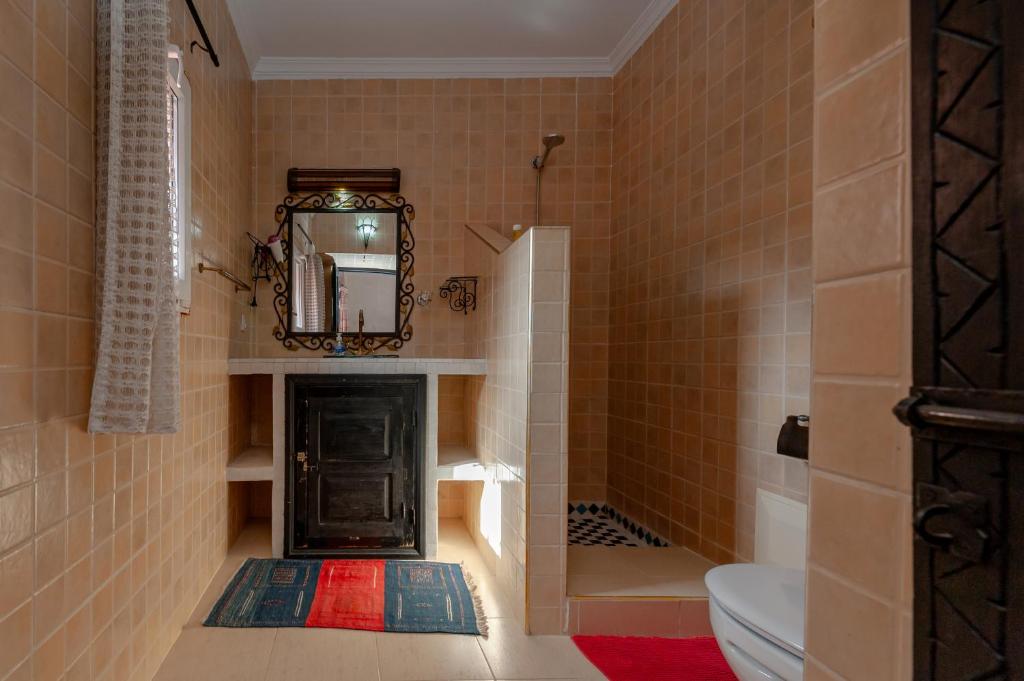 La salle de bains est pourvue de toilettes, d'un miroir et d'un lavabo. dans l'établissement Riad Losra, à Marrakech